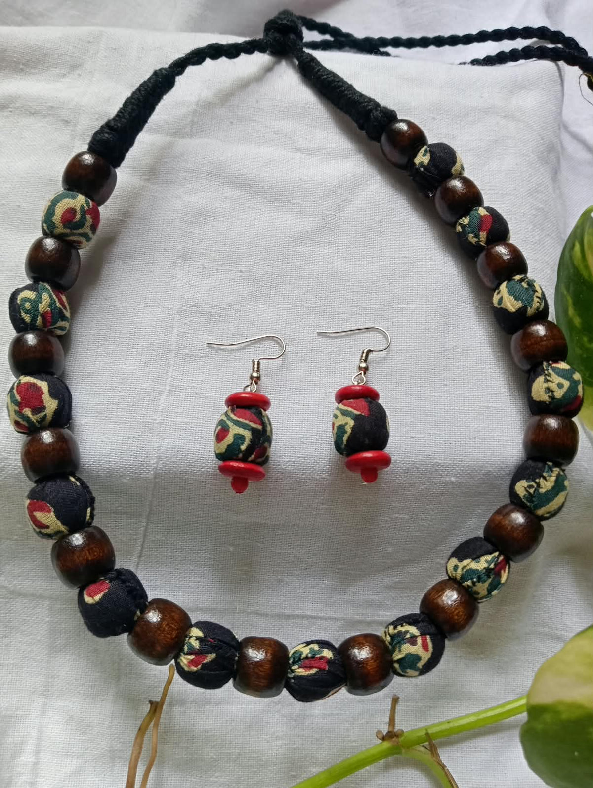 BLACK RED WOODEN BEADS NECKLACE SET
