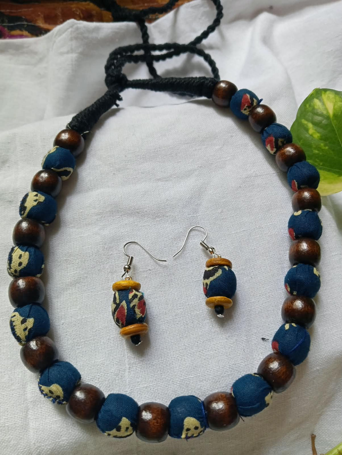 BLUE WOODEN BEAD NECKLACE SET