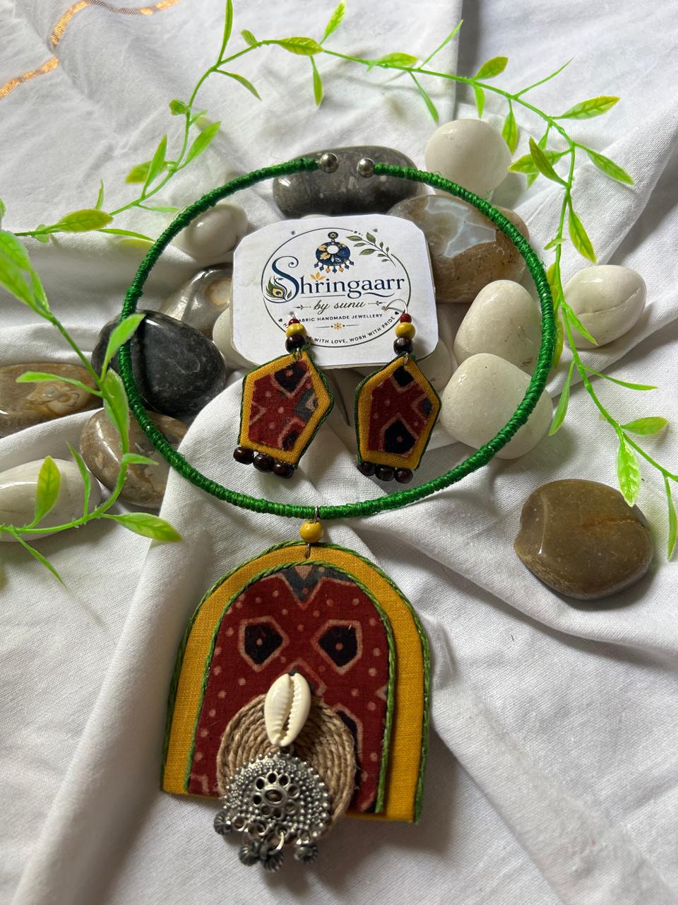 YELLOW GREEN HASLI NECKLACE SET