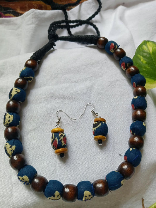 BLUE WOODEN BEAD NECKLACE SET